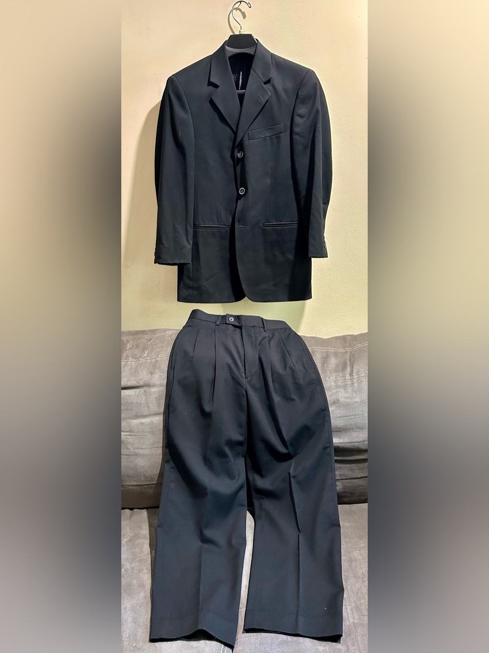 Vintage J. Ferrar Black Pleated Two-Piece Suit – Men’s 28 × 30 – Excellent Cond